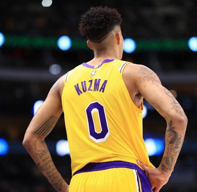 连胜势头难挡！游泳豪取十连胜