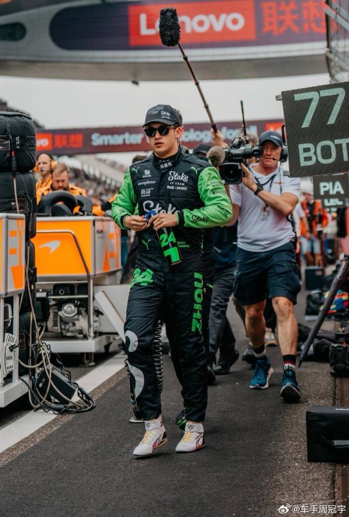 红牛车队鏖战阿斯顿马丁，周冠宇带队取胜