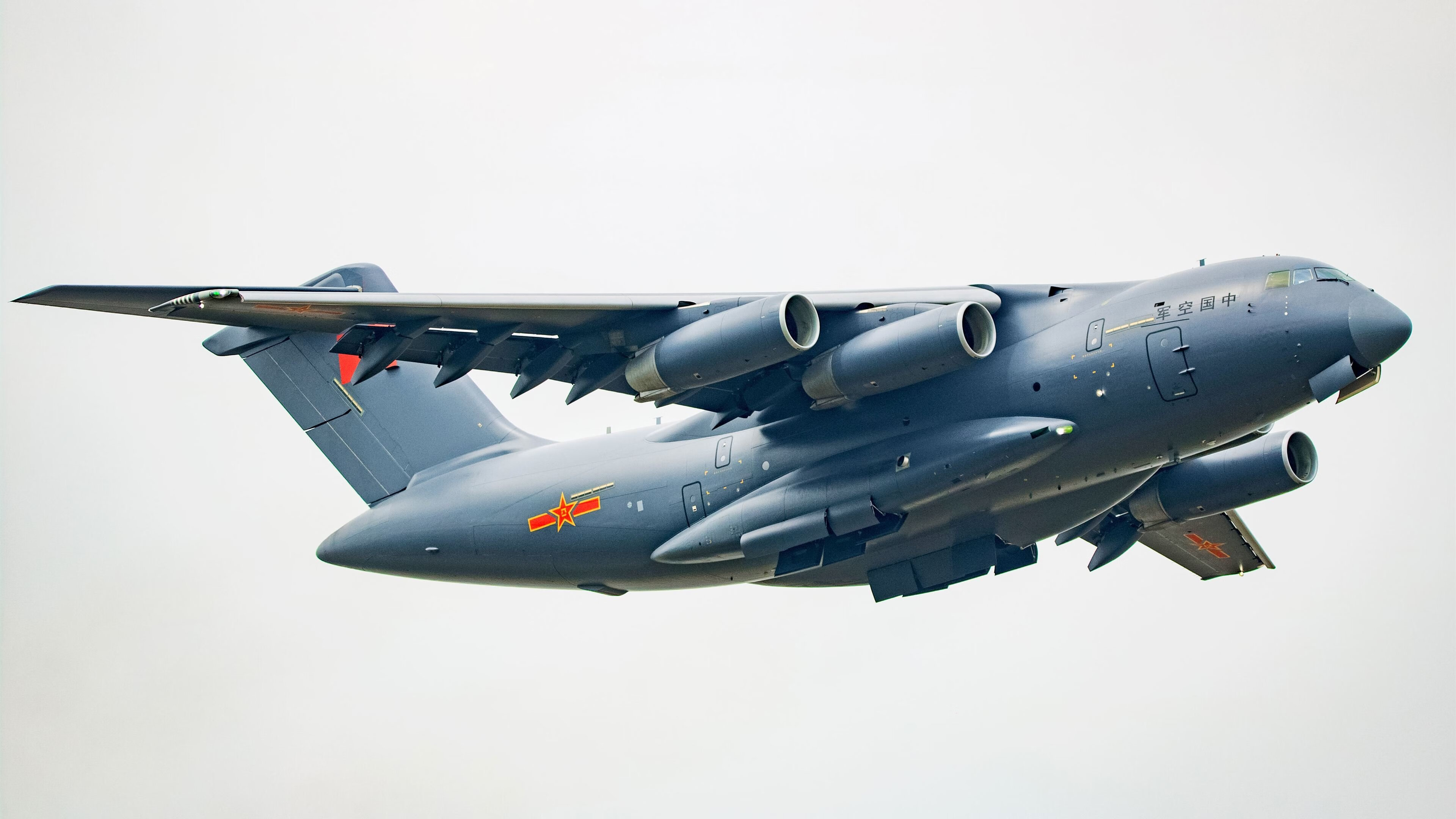 引擎声与足球交响曲，F1揭幕战悬念迭起，佛罗伦萨力克那不勒斯演绎绿茵艺术