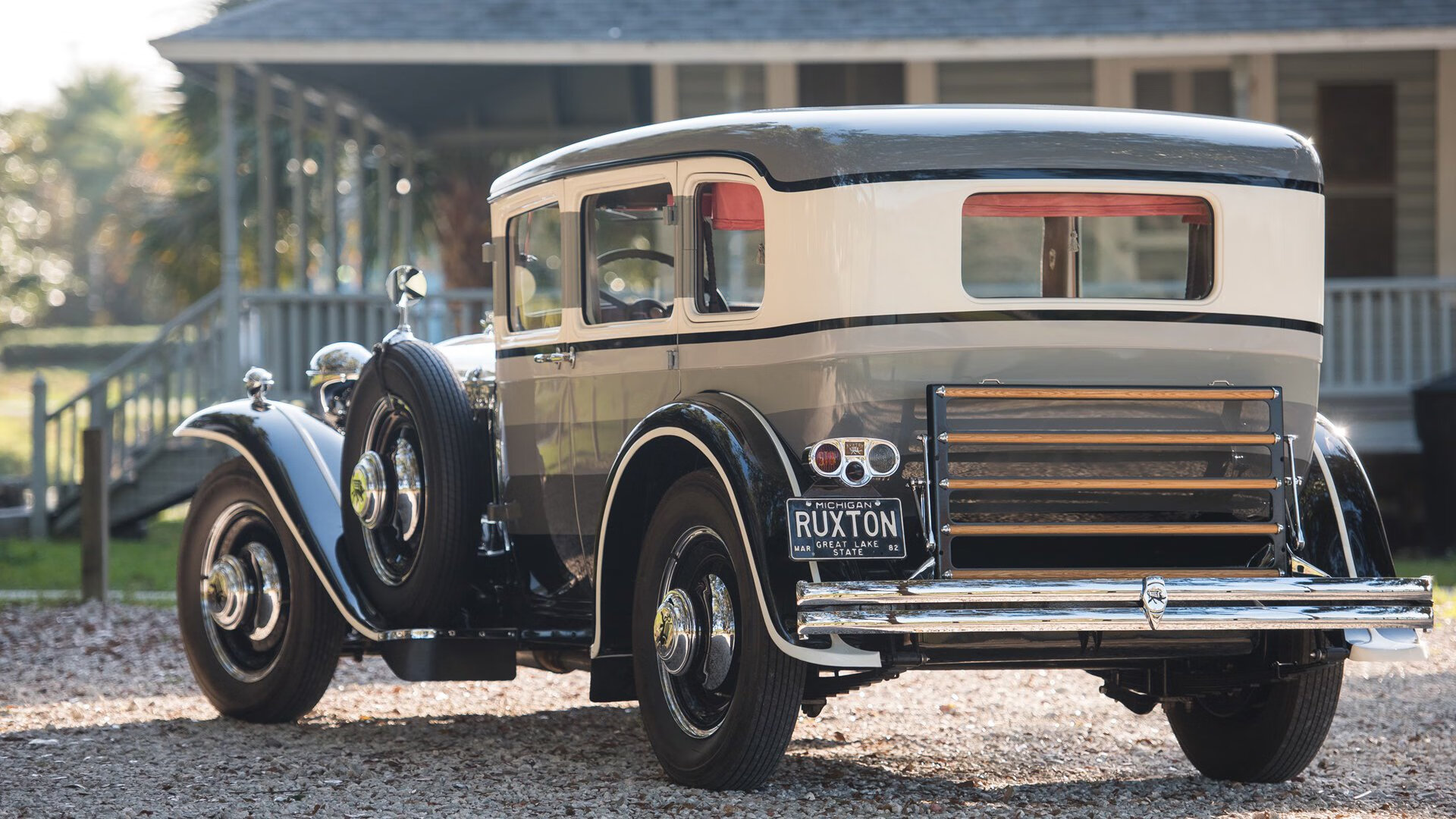 赛道与球场间的急转弯，当坎特在F1接管比赛时，牙买加正在加时击败芬兰